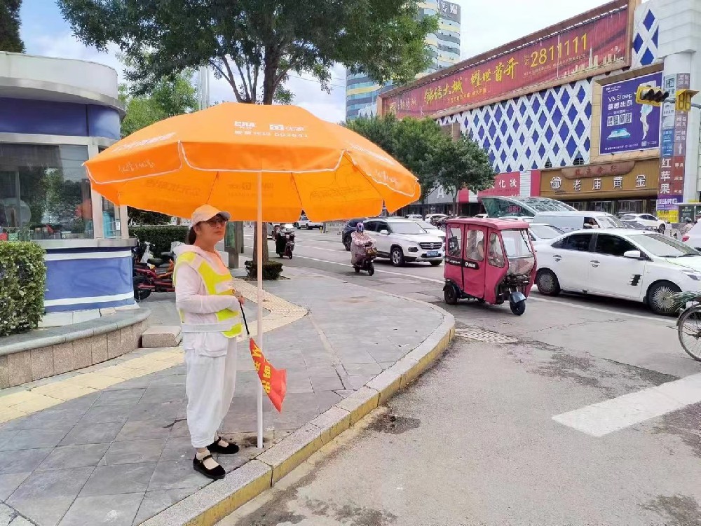 炎炎夏日，公元管道为各区交警同志送遮阳伞，助理文明城市创建